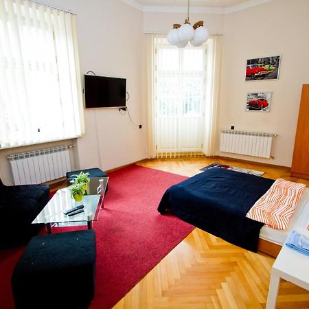 B Movie Guest Rooms Cracovia Exterior foto