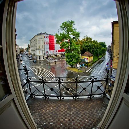 B Movie Guest Rooms Cracovia Exterior foto