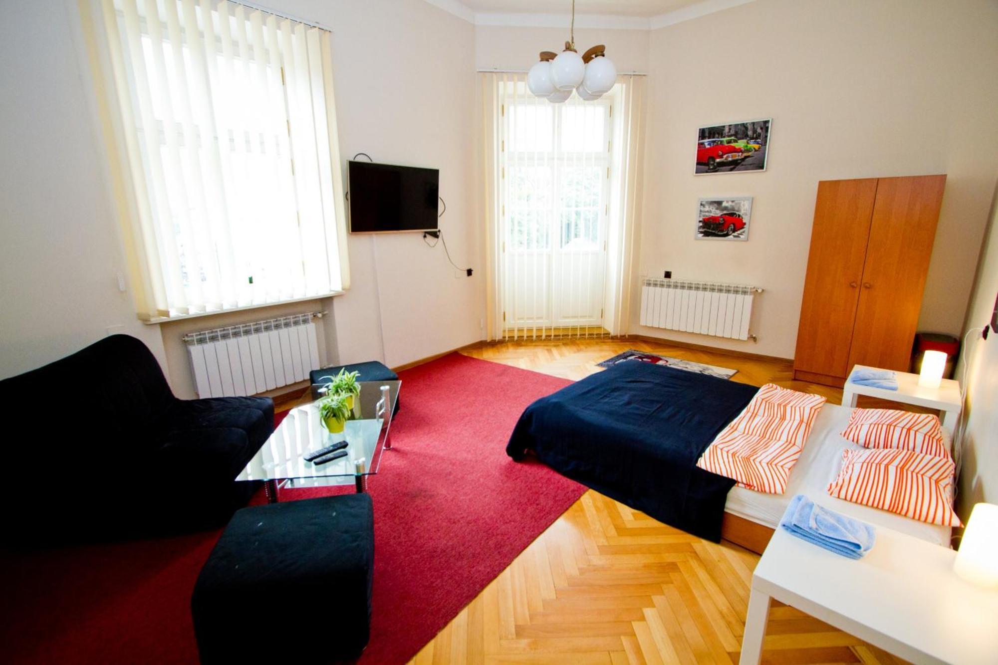 B Movie Guest Rooms Cracovia Exterior foto
