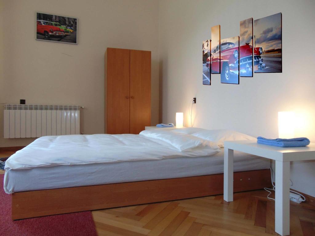 B Movie Guest Rooms Cracovia Habitación foto