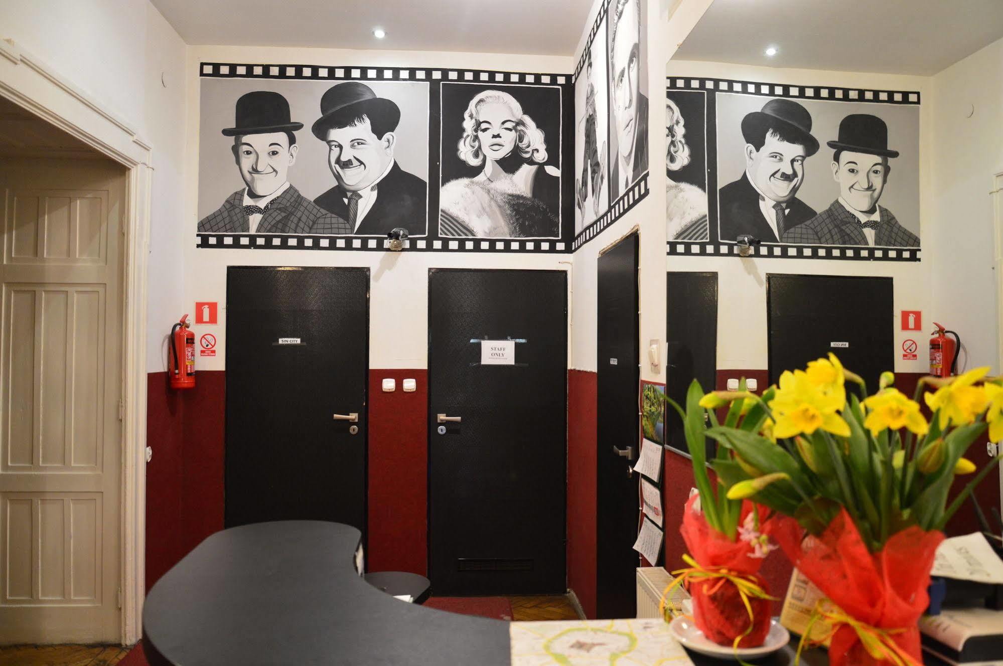 B Movie Guest Rooms Cracovia Exterior foto