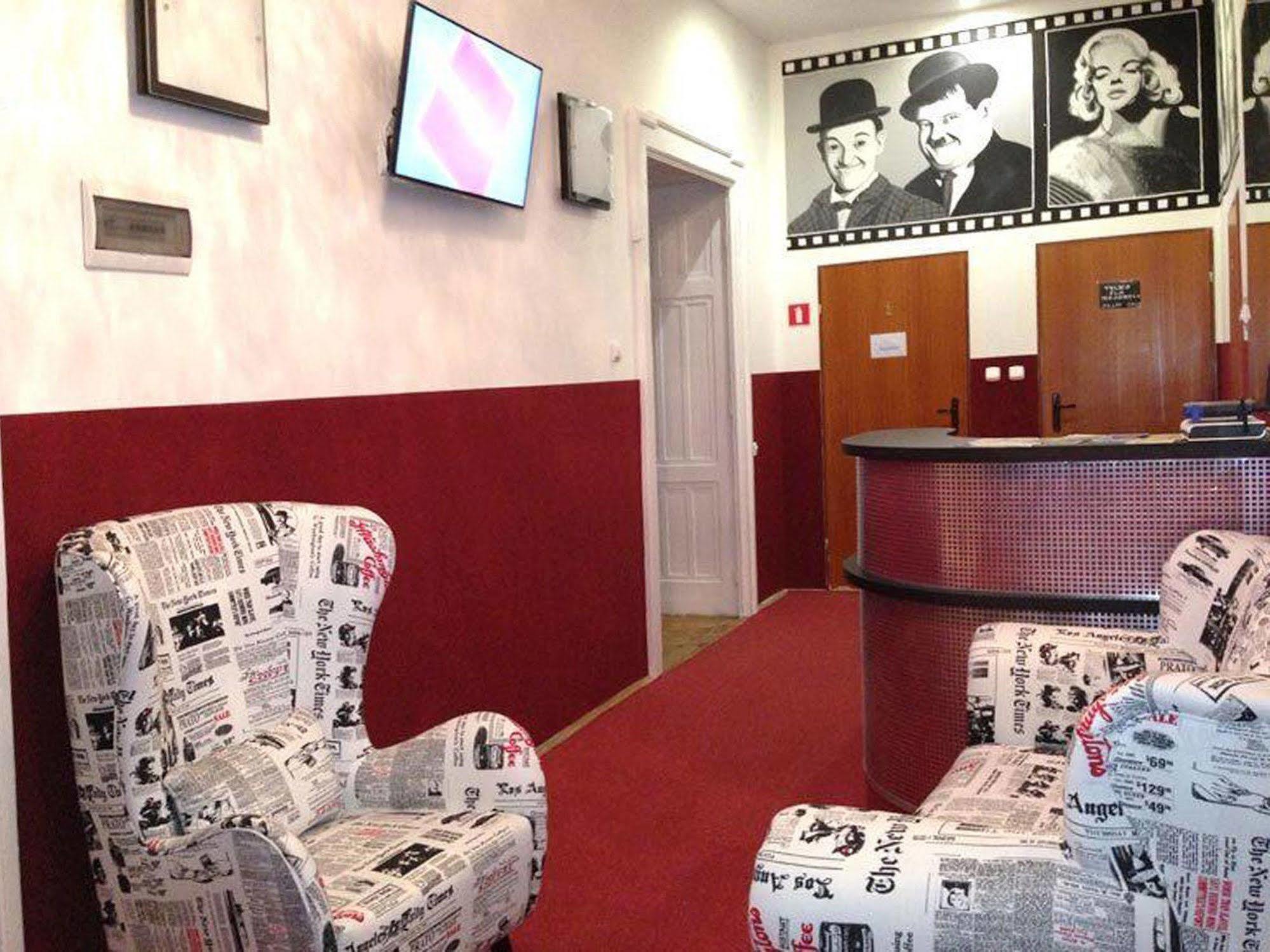 B Movie Guest Rooms Cracovia Exterior foto