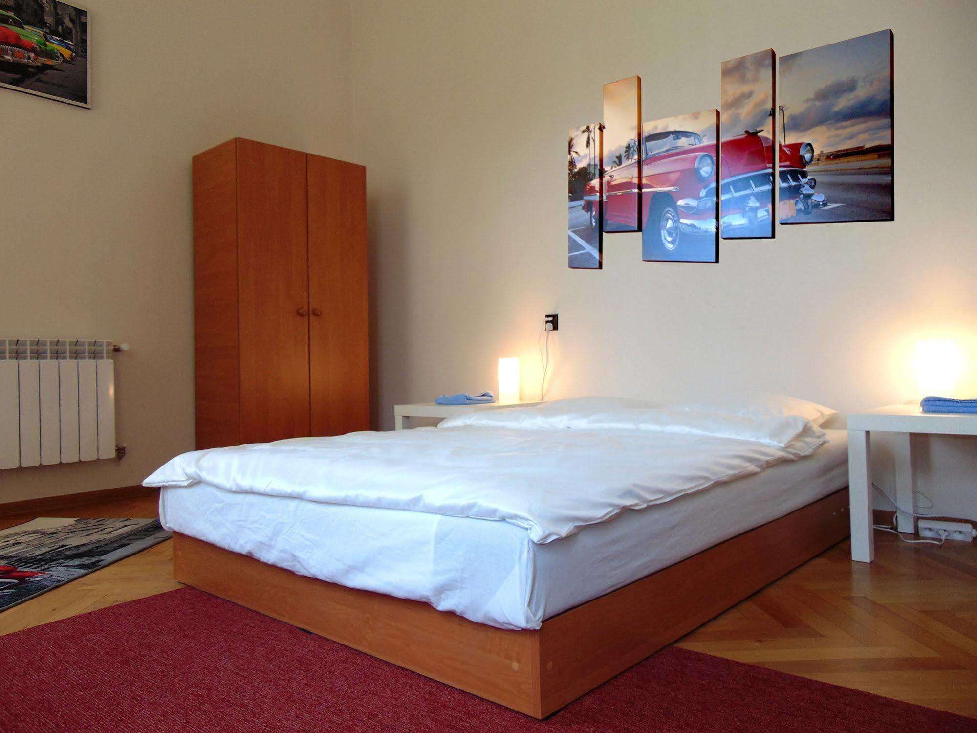 B Movie Guest Rooms Cracovia Exterior foto
