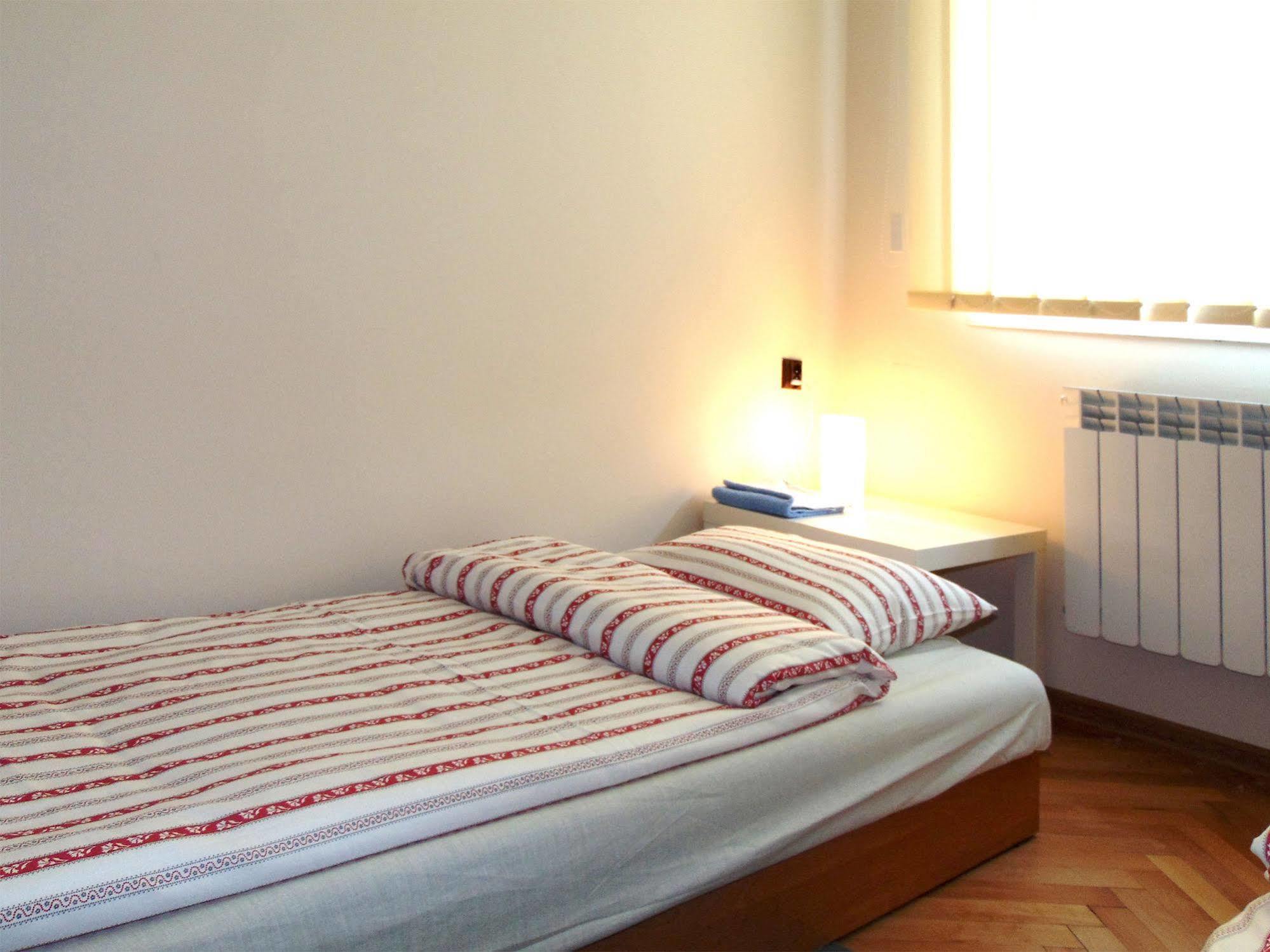 B Movie Guest Rooms Cracovia Exterior foto