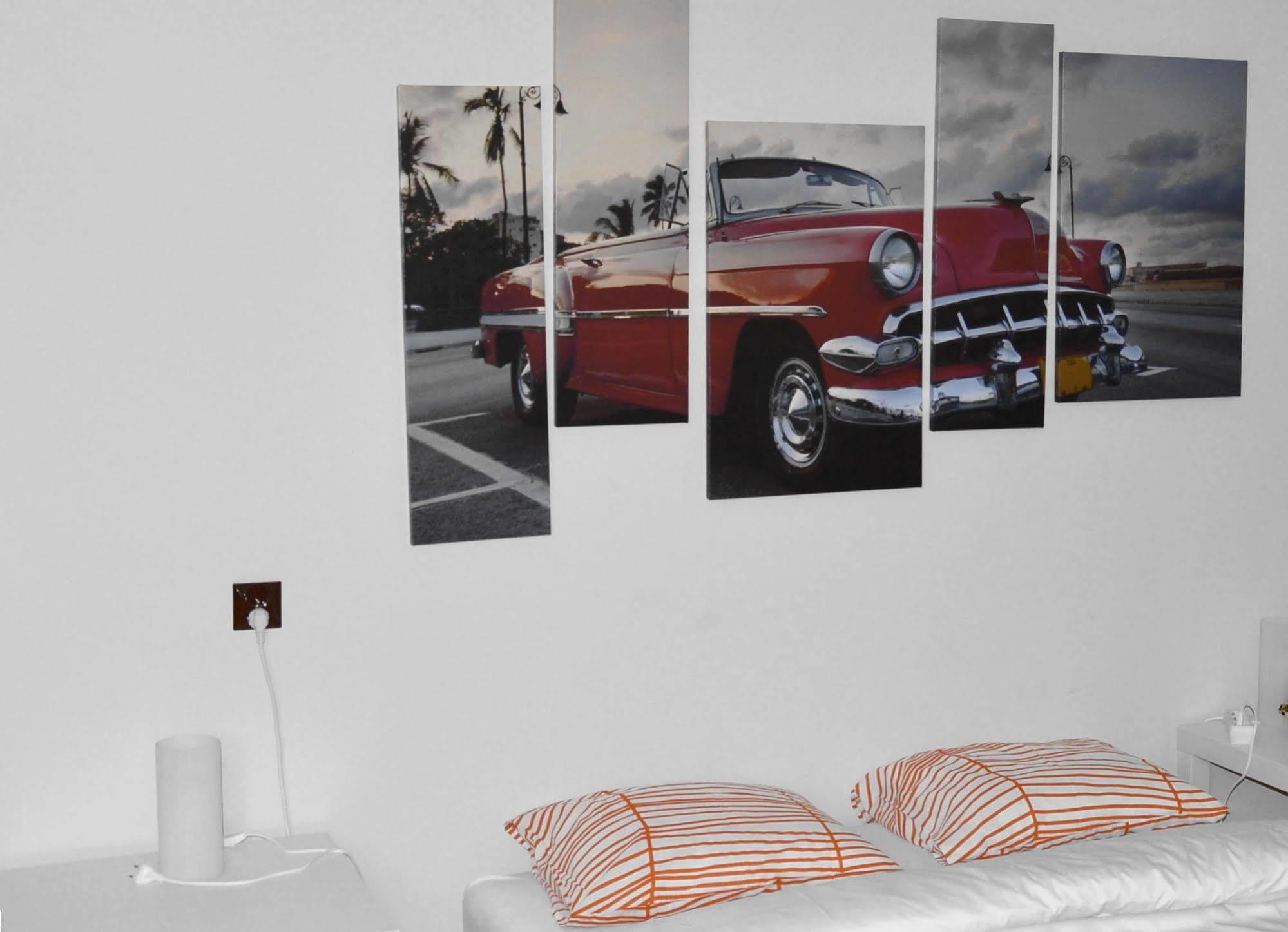 B Movie Guest Rooms Cracovia Exterior foto