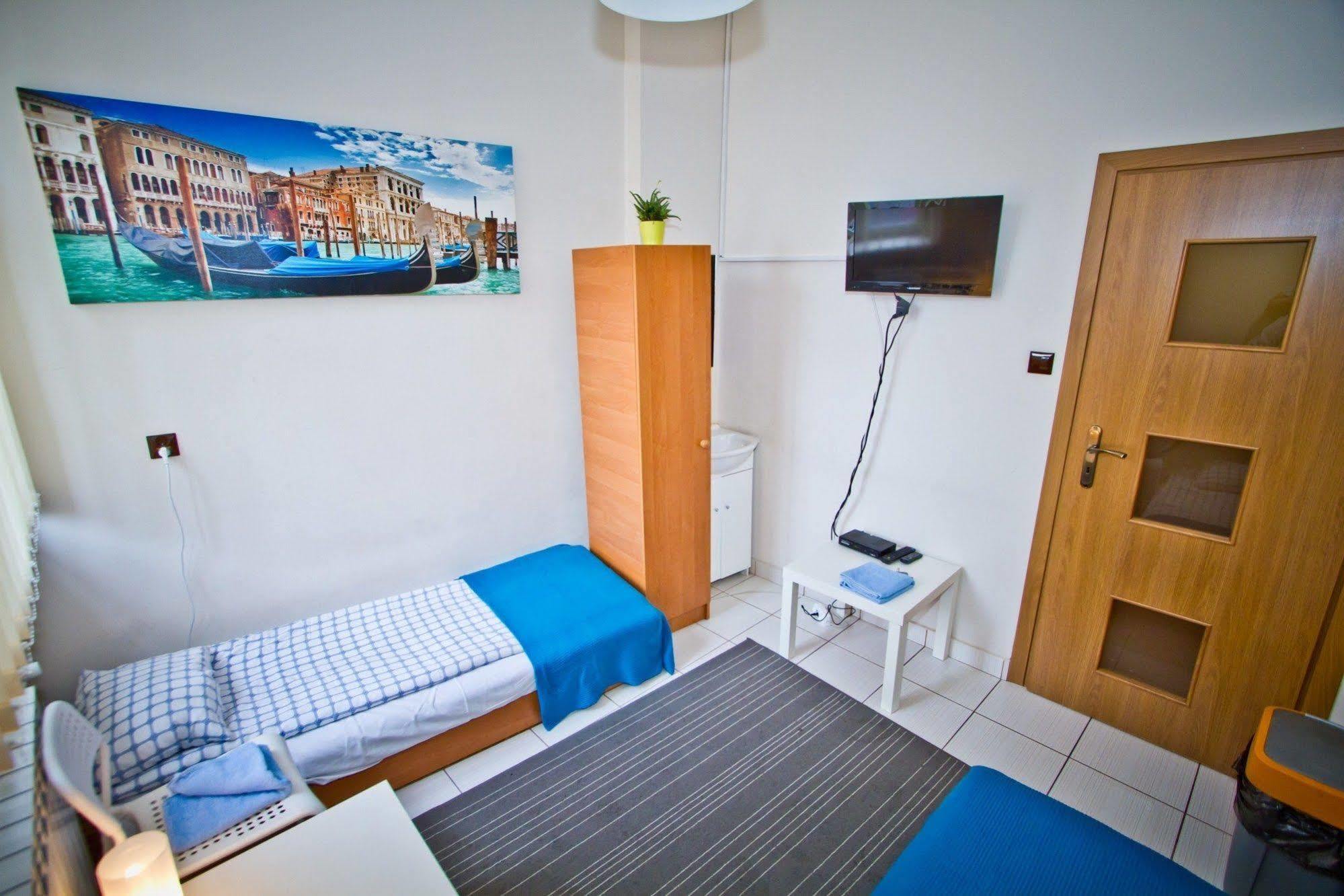 B Movie Guest Rooms Cracovia Exterior foto