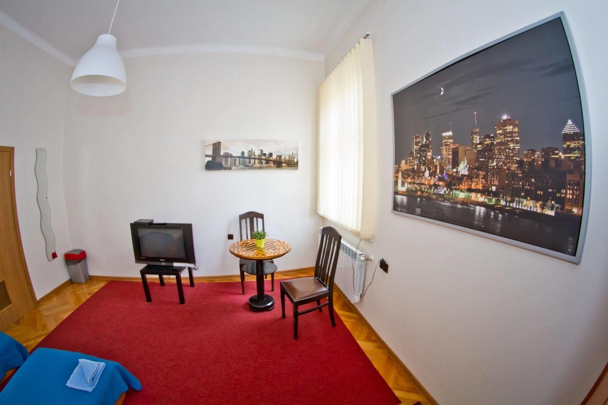 B Movie Guest Rooms Cracovia Exterior foto