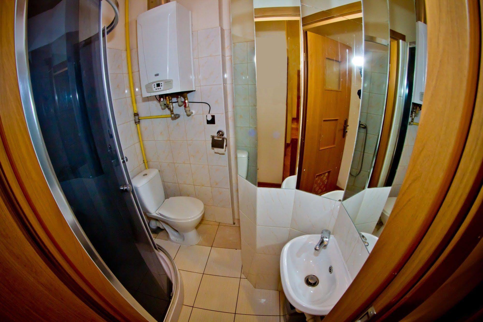 B Movie Guest Rooms Cracovia Exterior foto